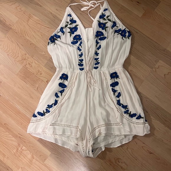 American Eagle Embroidered floral Romper - Picture 2 of 4